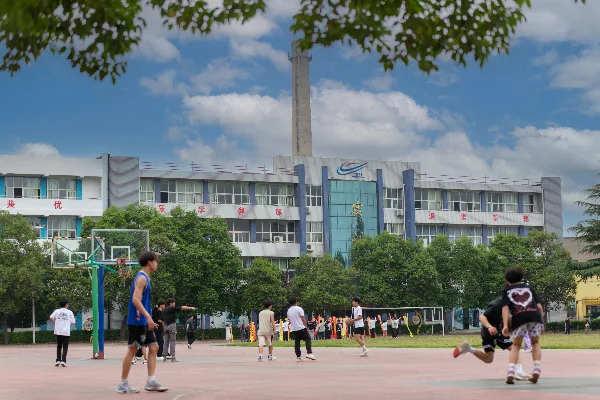 教学楼和篮球场