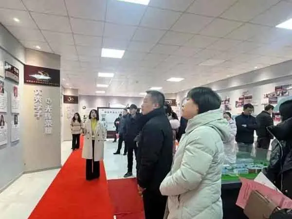 来宾参观学校校史馆