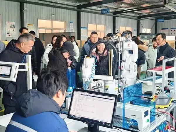 来宾参观学校各实训场地