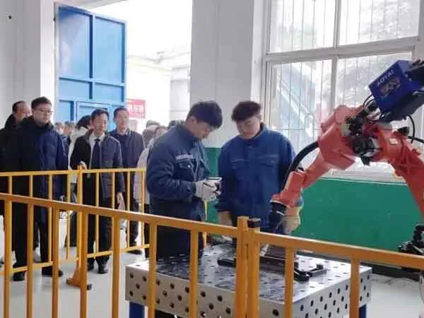 来宾参观学校各实训场地