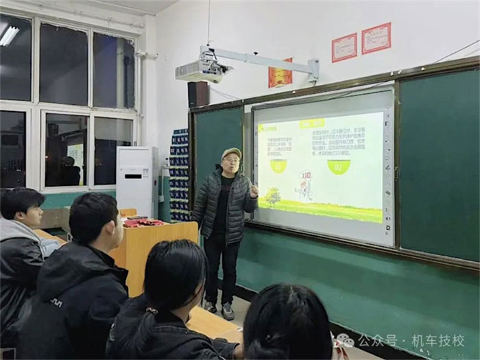 洛阳机车高级技工学校开展安全教育主题班会3