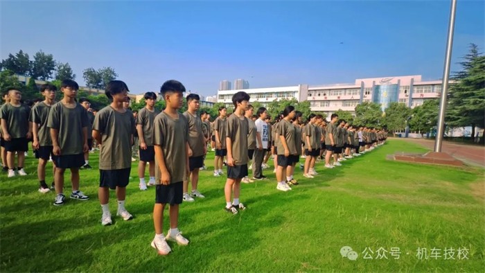 4洛阳机车高级技工学校开展2025级新生军训活动