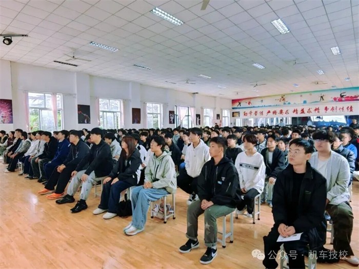 5洛阳机车高级技工学校开展法制教育活动
